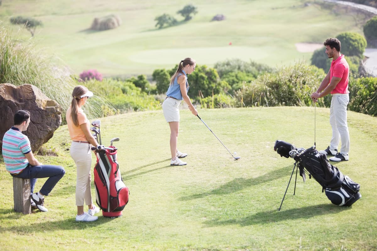 hvordan velge golfsett: en gruppe venner som spiller golf