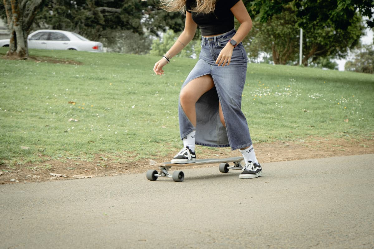 hvordan velge longboard: en jente som kjører longboard