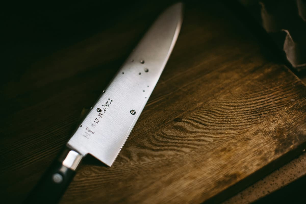 hvordan velge kjøkkenkniver: en kniv plassert på et brett