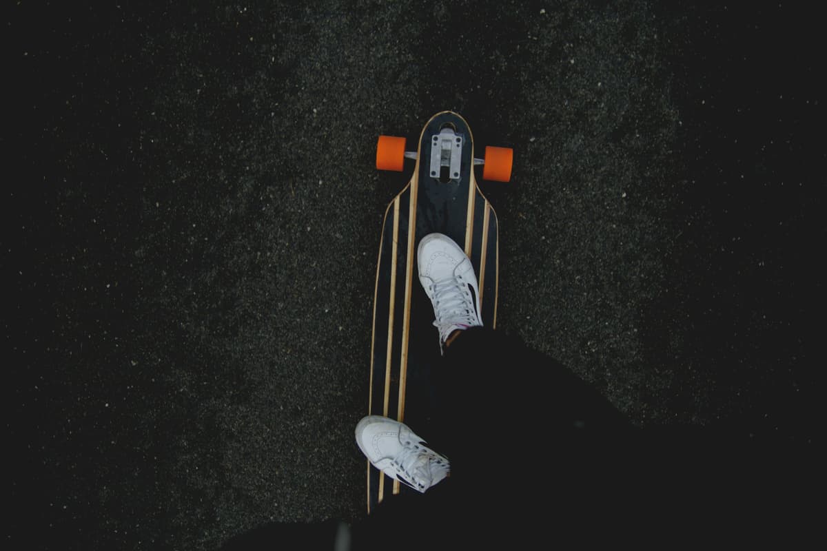 hvordan velge longboard: en mann som kjører et skateboard