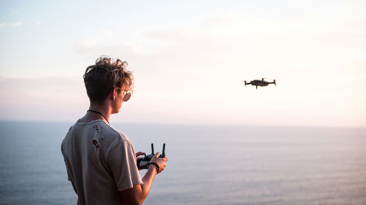 hvordan velge riktig drone: en mann styrer en drone