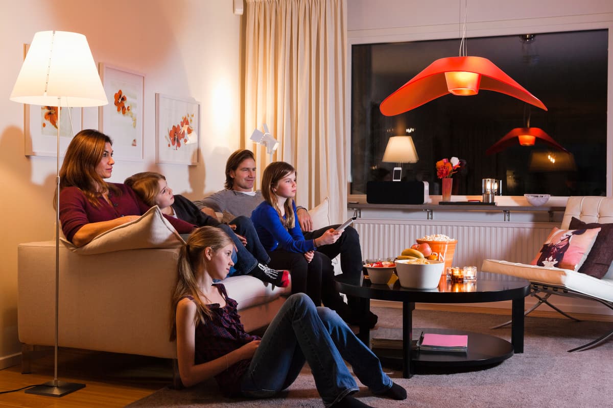 hvordan velge lamper: familie i stuen med god belysning