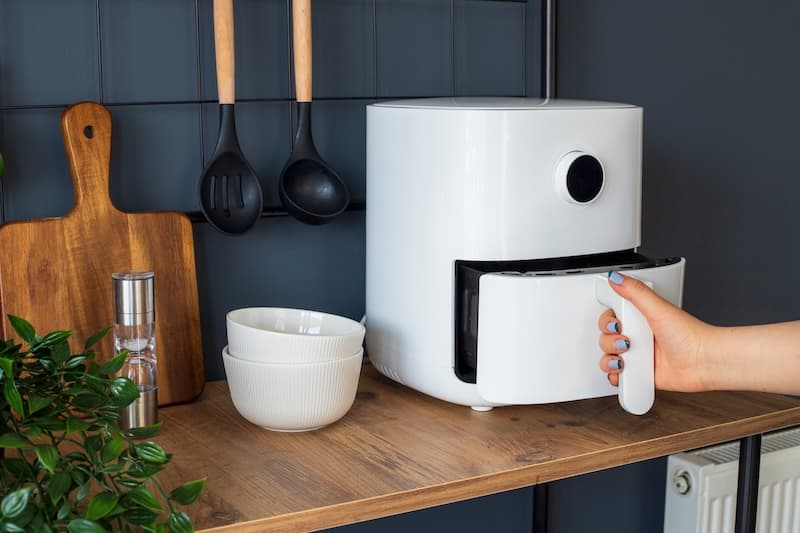hvit airfryer på kjøkkenet