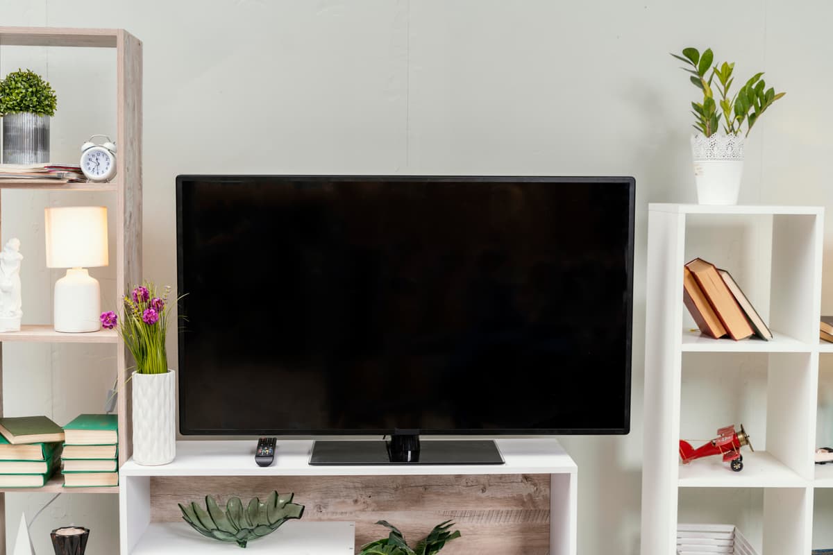 liten tv: liten TV på hylla