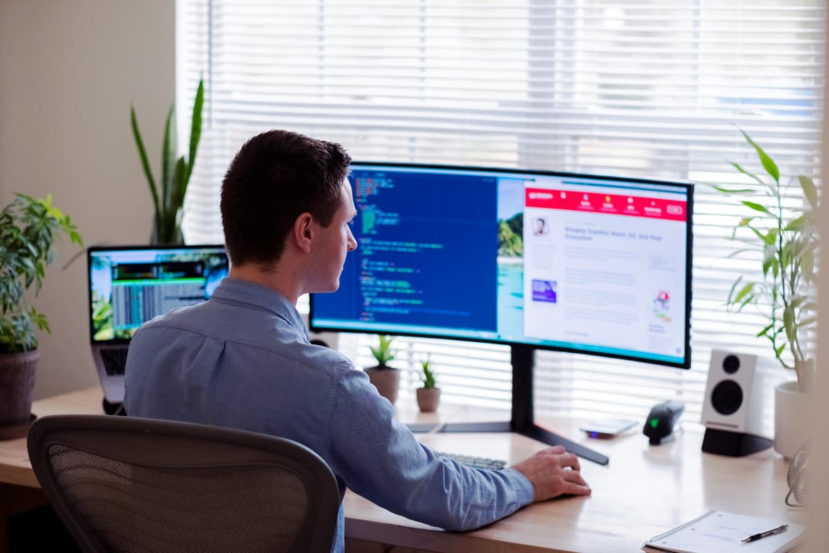 wifi 6: mann jobber hjemme