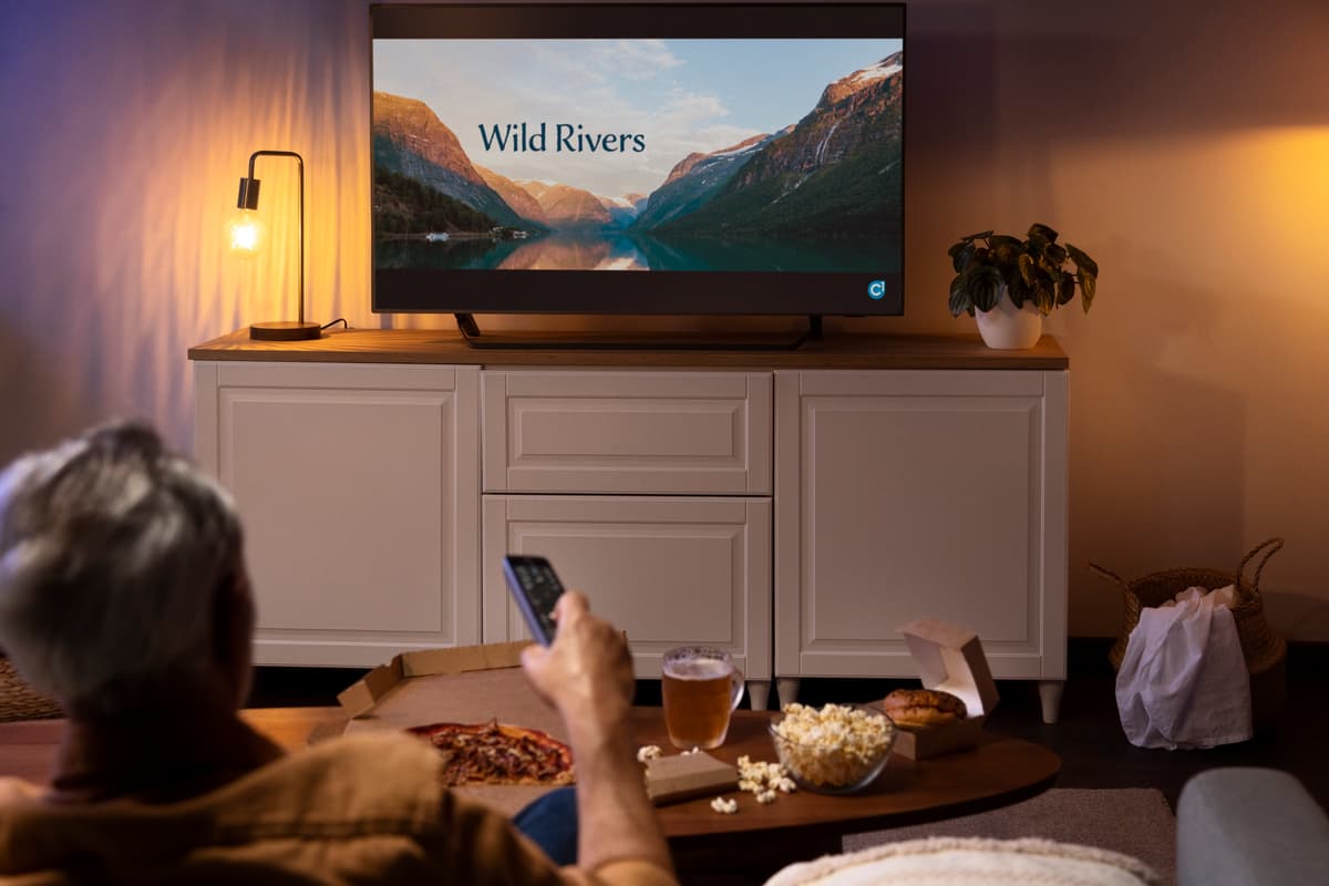 QLED vs OLED: mann ser på serien