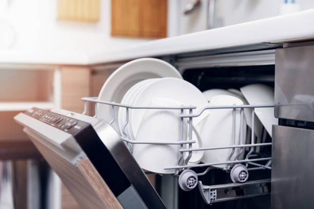 liten oppvaskmaskin: oppvaskmaskin under benken
