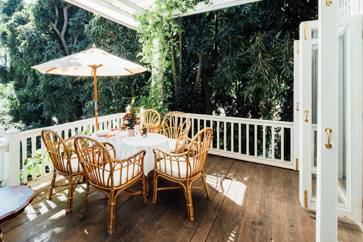 hvordan velge terrassebord: terrasse med bord og stoler