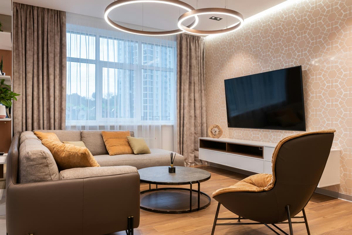 tv vegg: TV i stuen