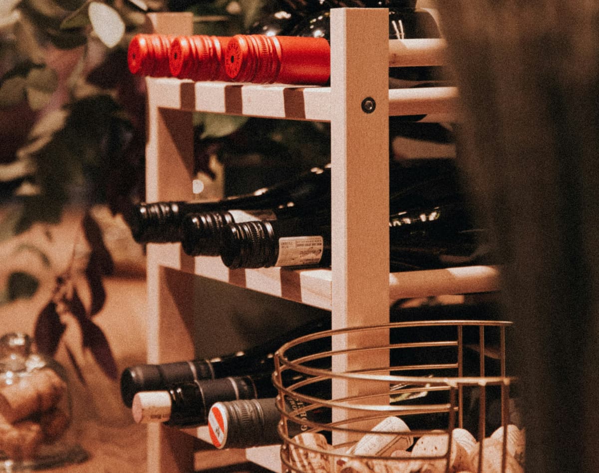 hvordan velge vinskap: vin arrangert i et stativ