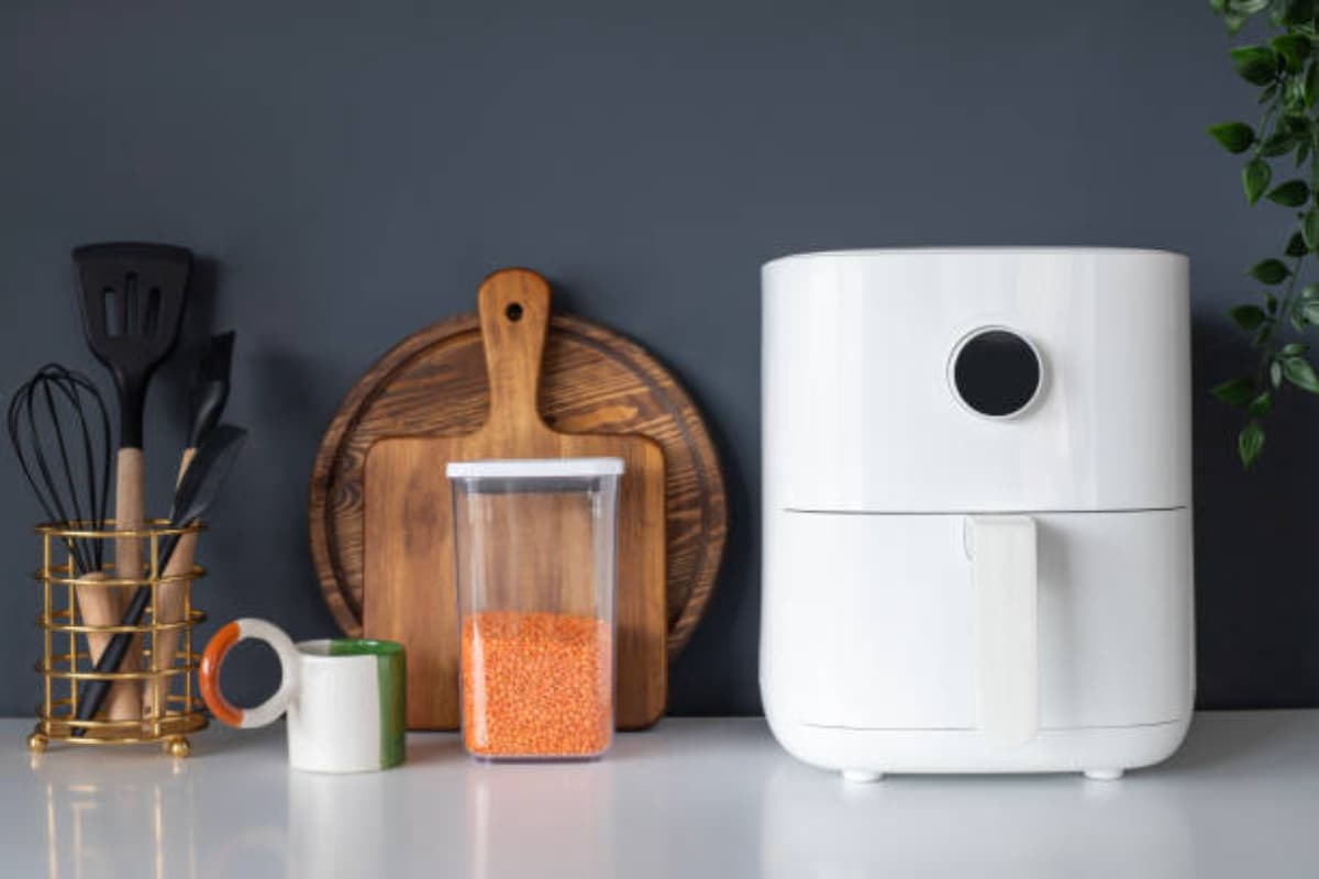 rengjøring airfryer: utseende airfryer på kjøkkenet