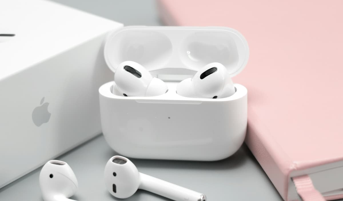 rengjøring av airpods: hodetelefoner i et etui