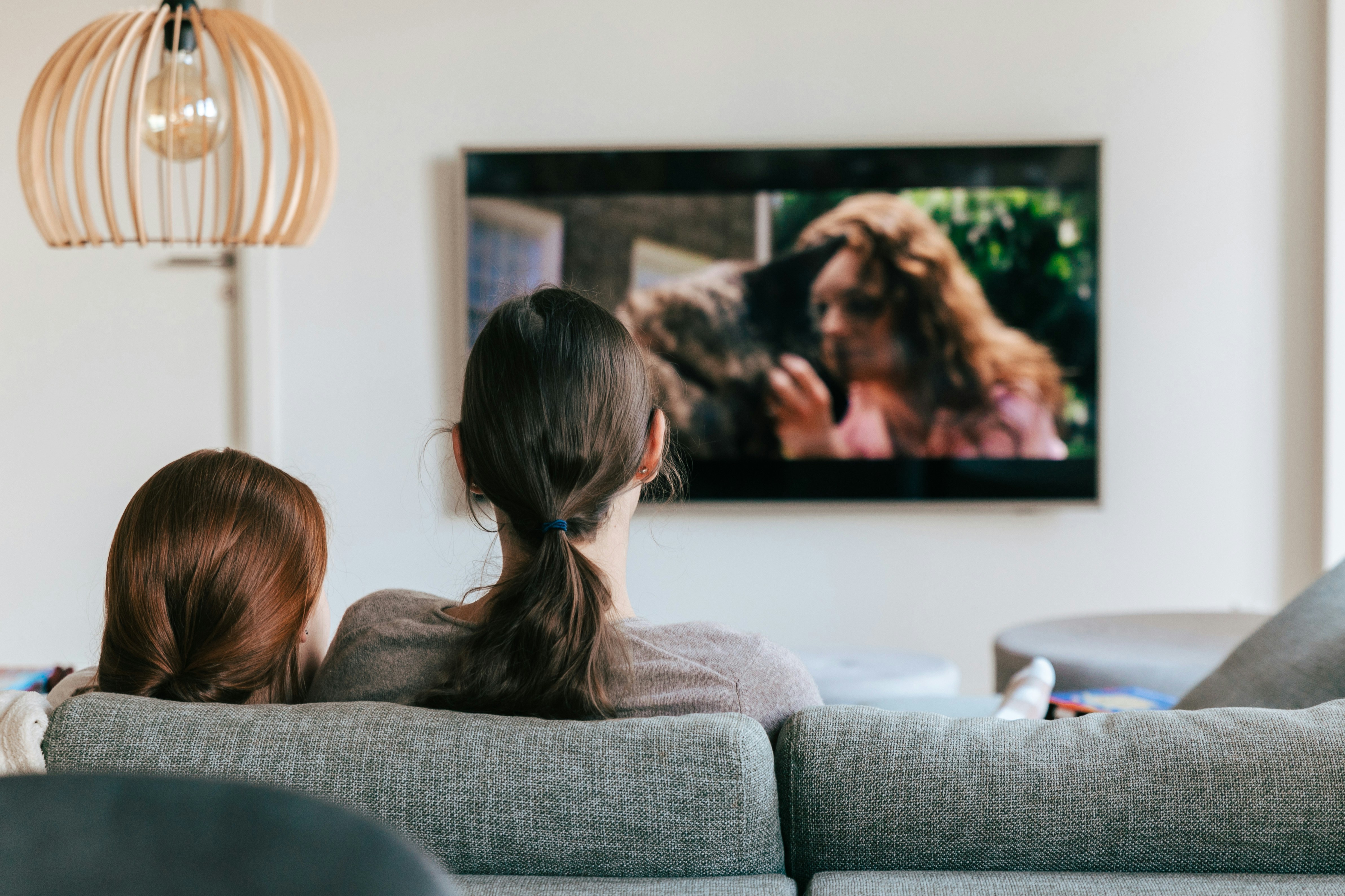 8k tv: familie ser på TV