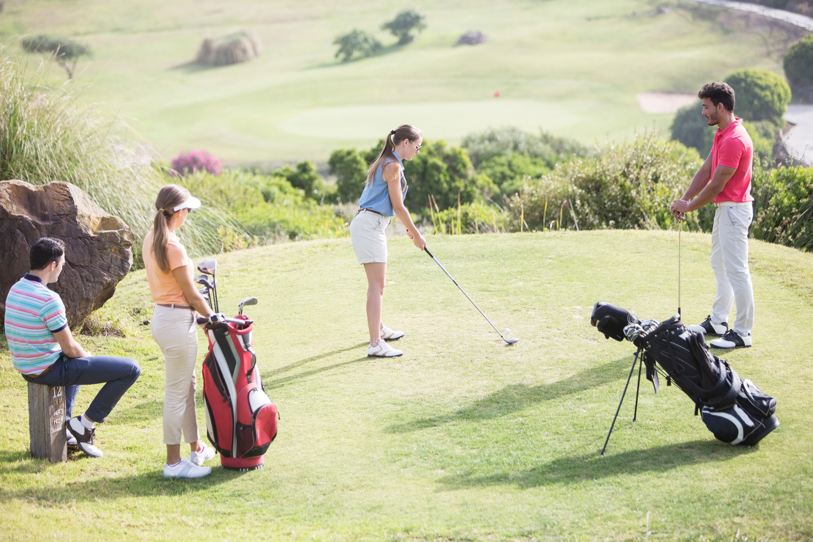 hvordan velge golfsett: en gruppe venner som spiller golf