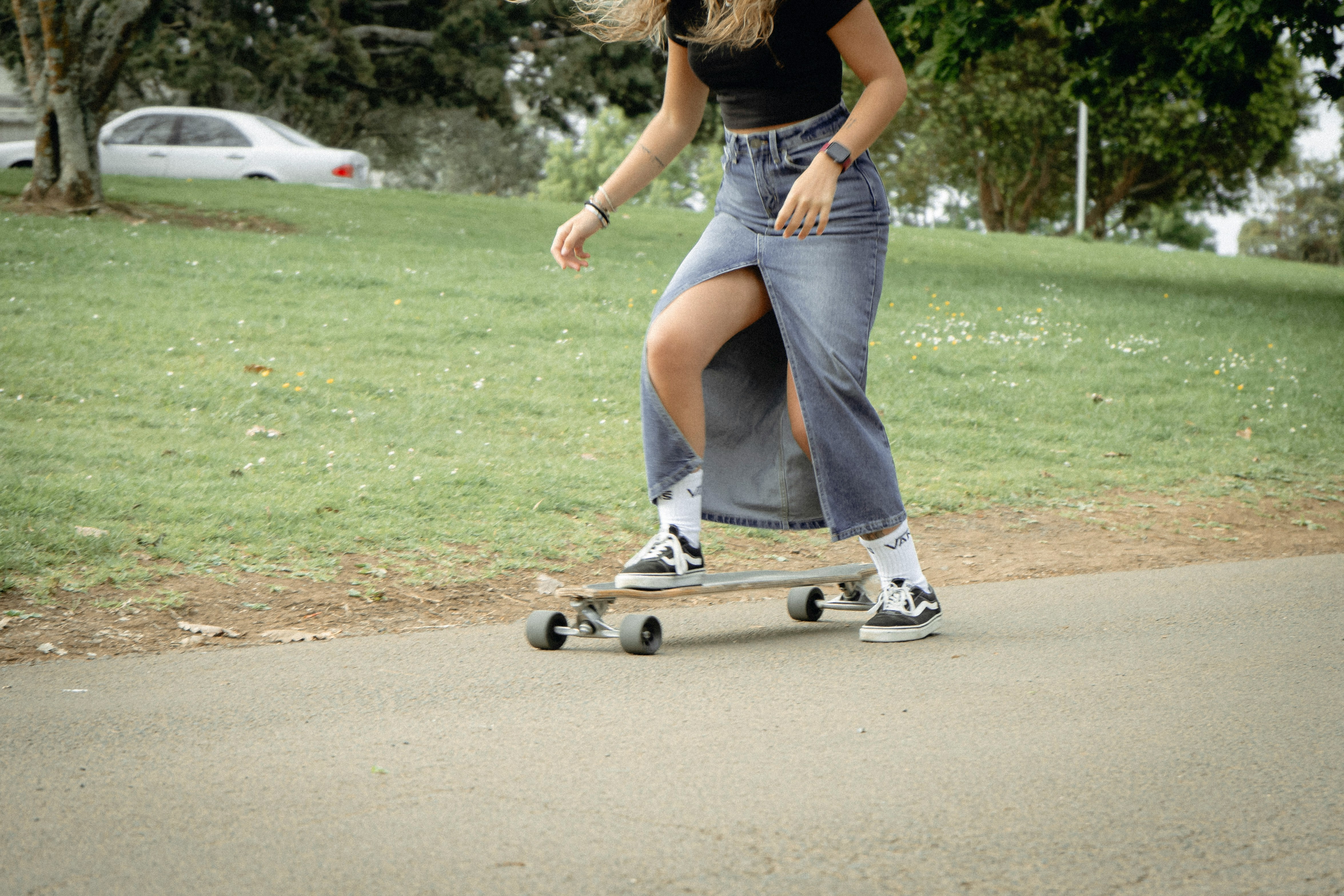 hvordan velge longboard: en jente som kjører longboard