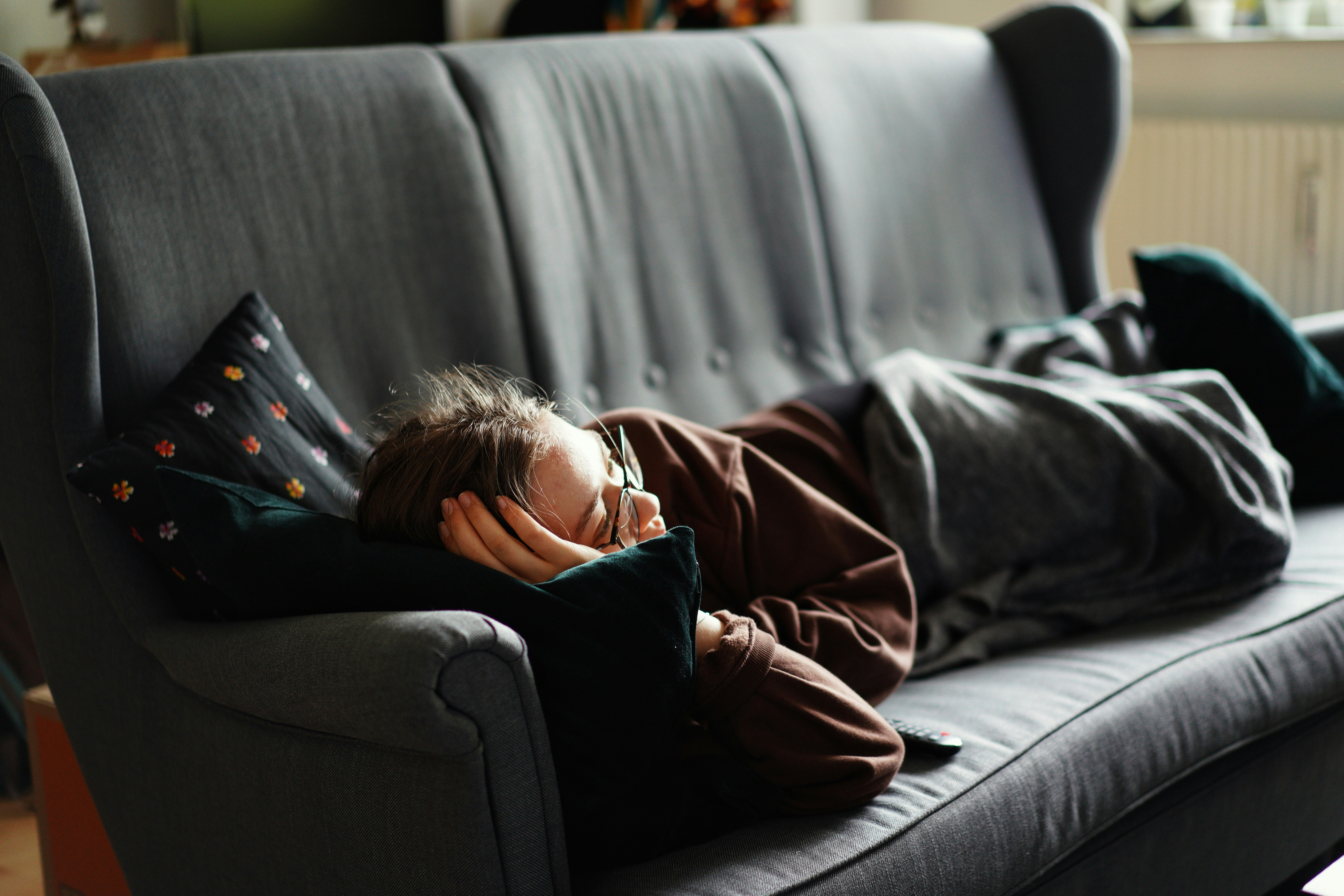 hvordan velge sofa: en kvinne ligger på sofaen