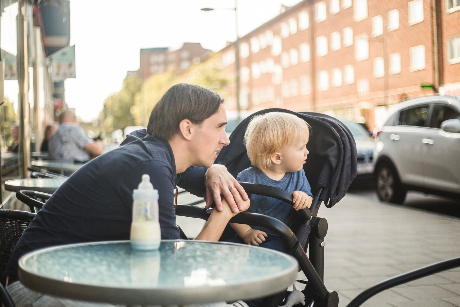 hvordan velge barnevogn: en mann med et barn i en barnevogn