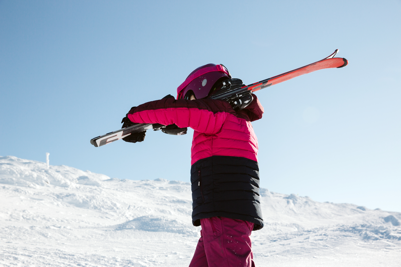 hvordan velge lengde på slalomski: et barn som holder ski