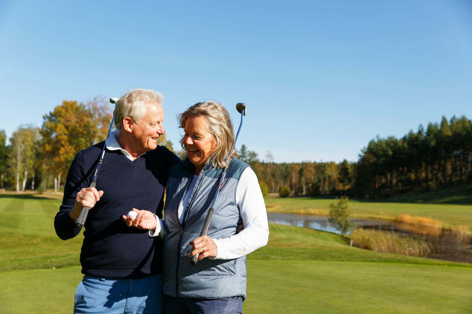 hvordan velge golfsett: et ektepar spiller golf