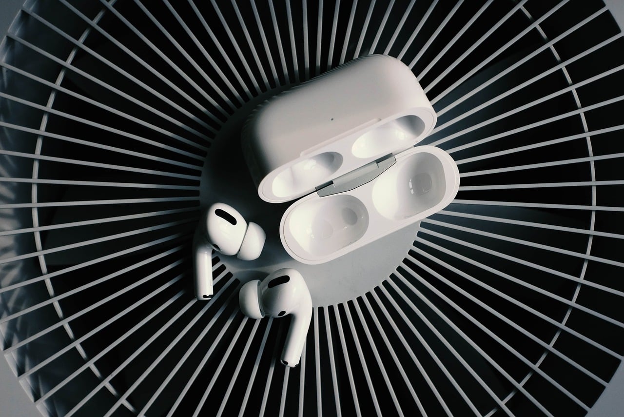airpods pro støydemping fungerer ikke: hvite airpods med originalt etui