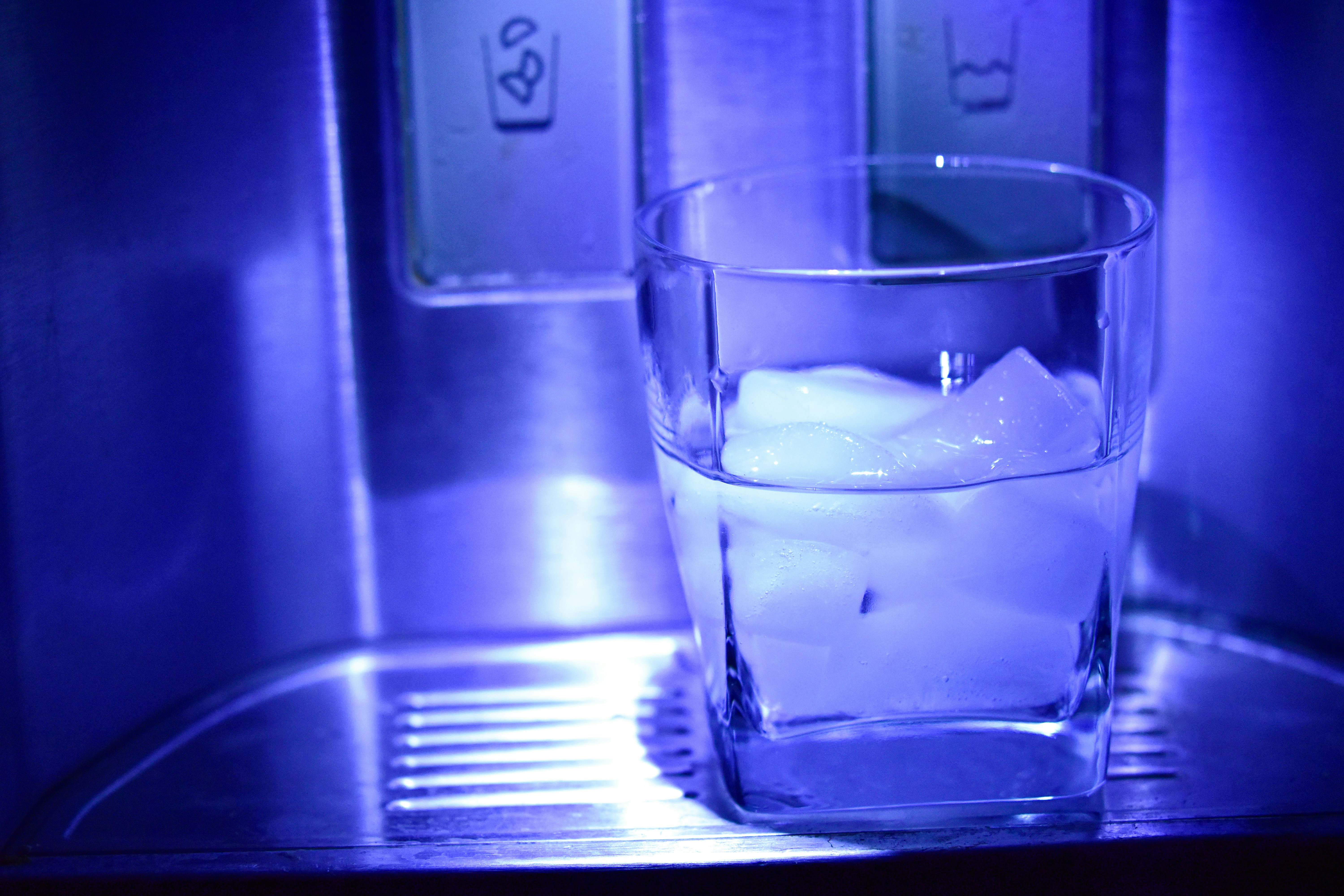 kjøleskap med isbitmaskin: is i et glass
