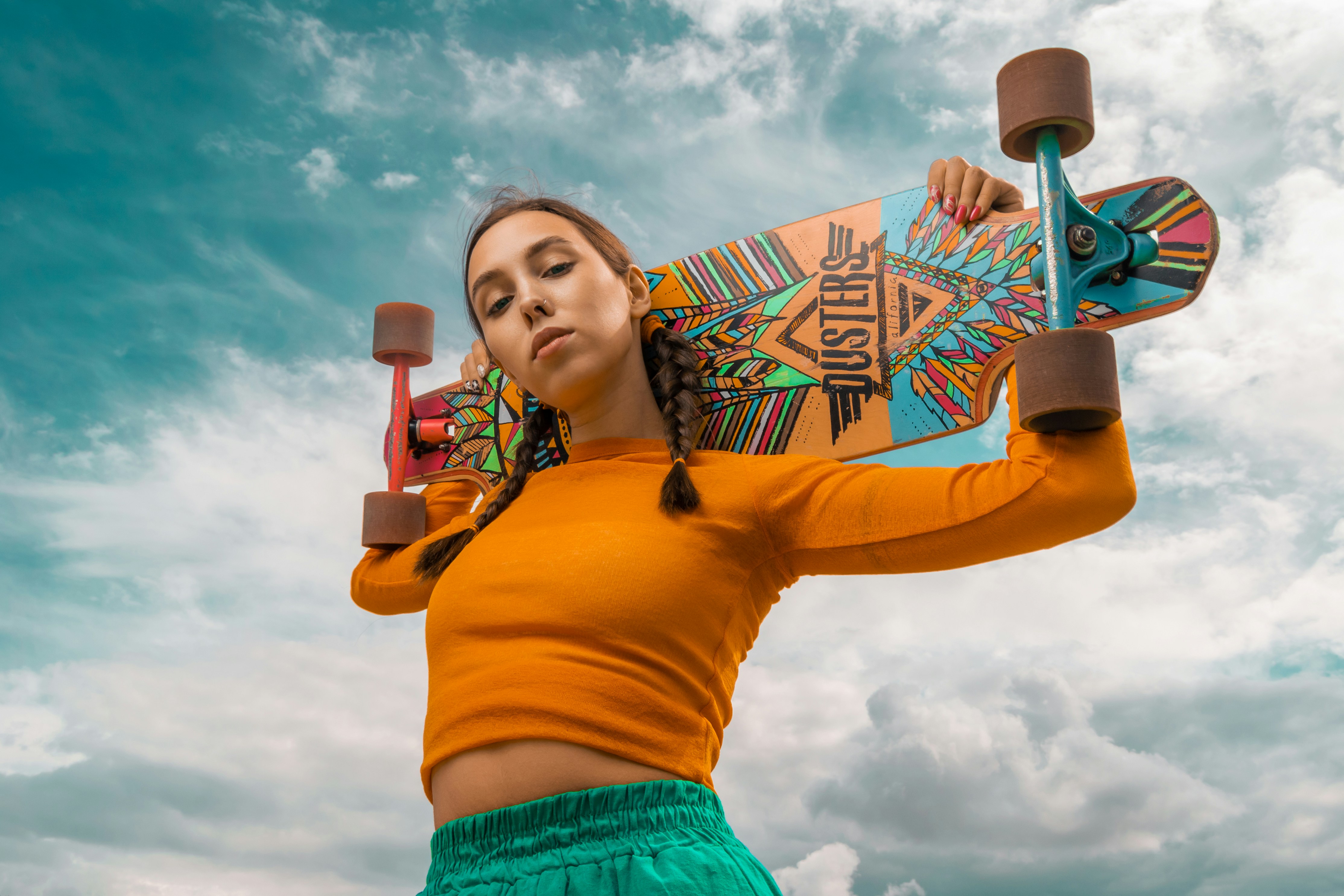 hvordan velge longboard: jente med et brett