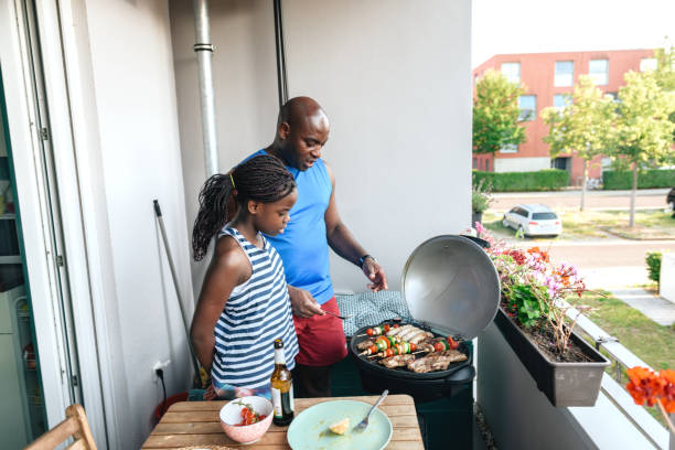 liten grill Grilling på balkongen