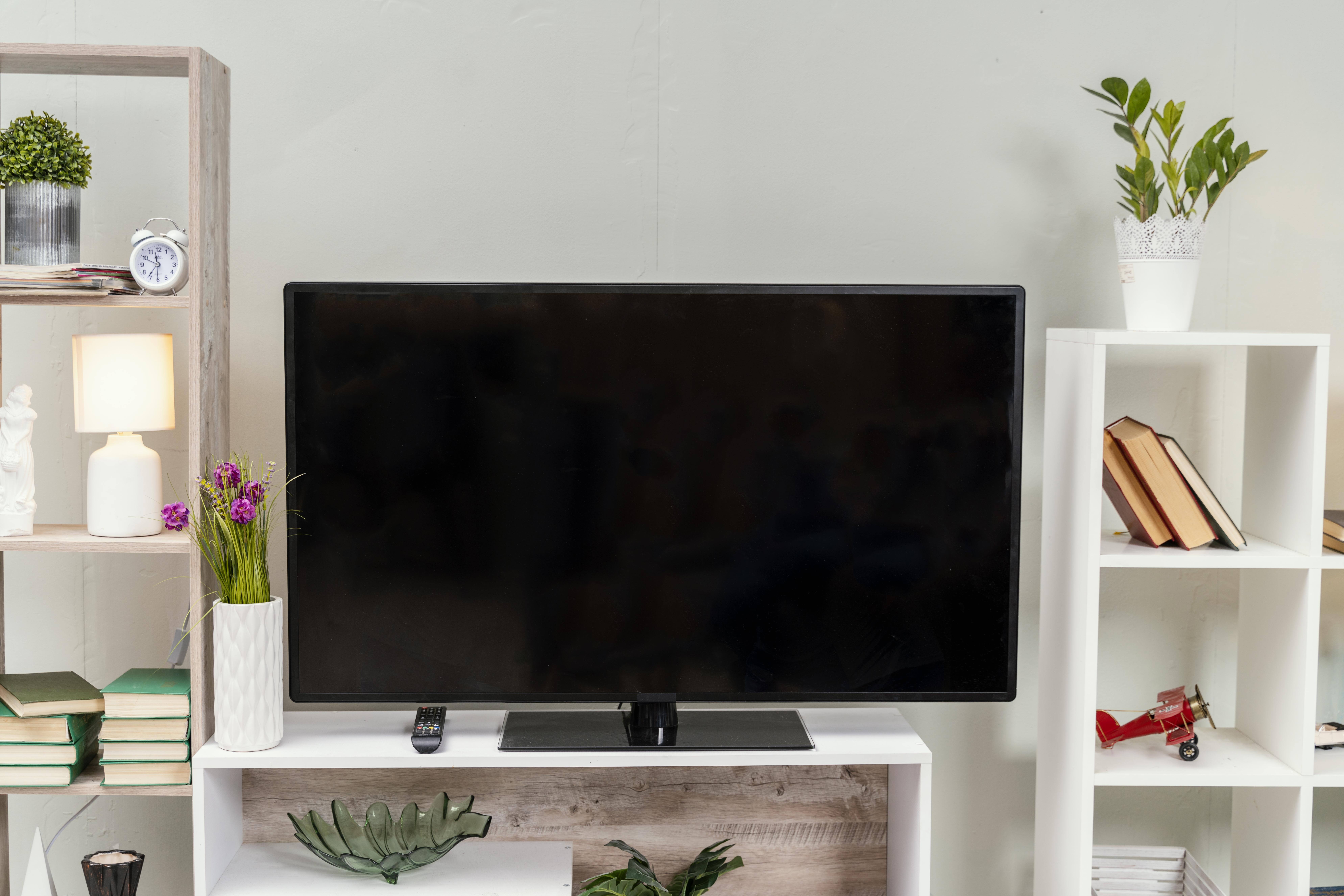 liten tv: liten TV på hylla