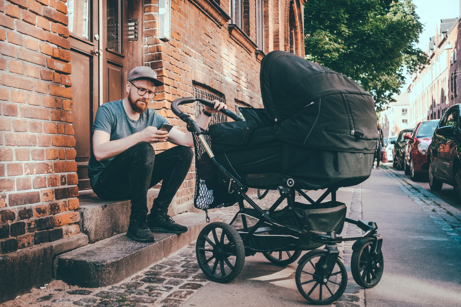 hvordan velge barnevogn: mann med barnevogn