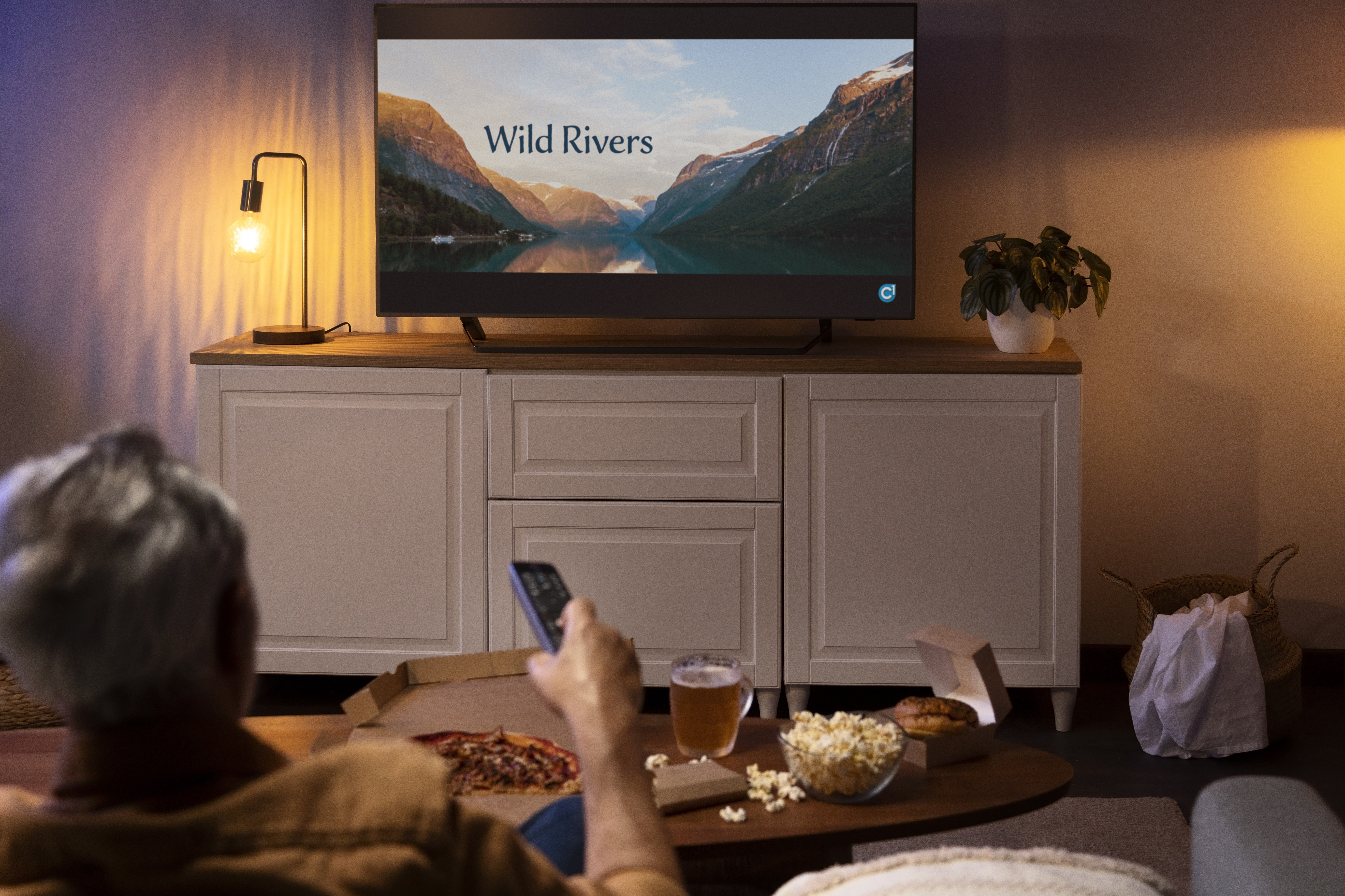 QLED vs OLED: mann ser på serien