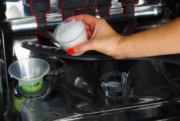 salt til oppvaskmaskin: helle salt i oppvaskmaskinen