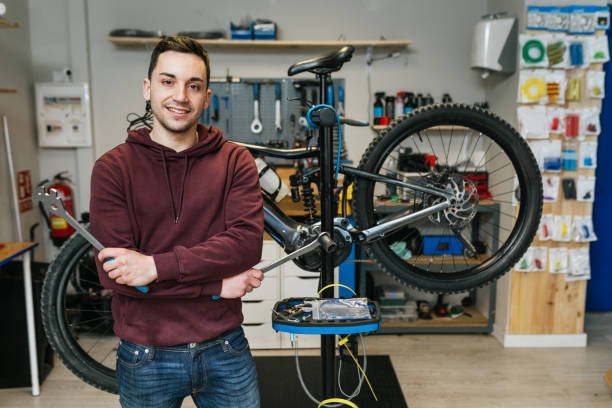 service elsykkel: mann med sykkel