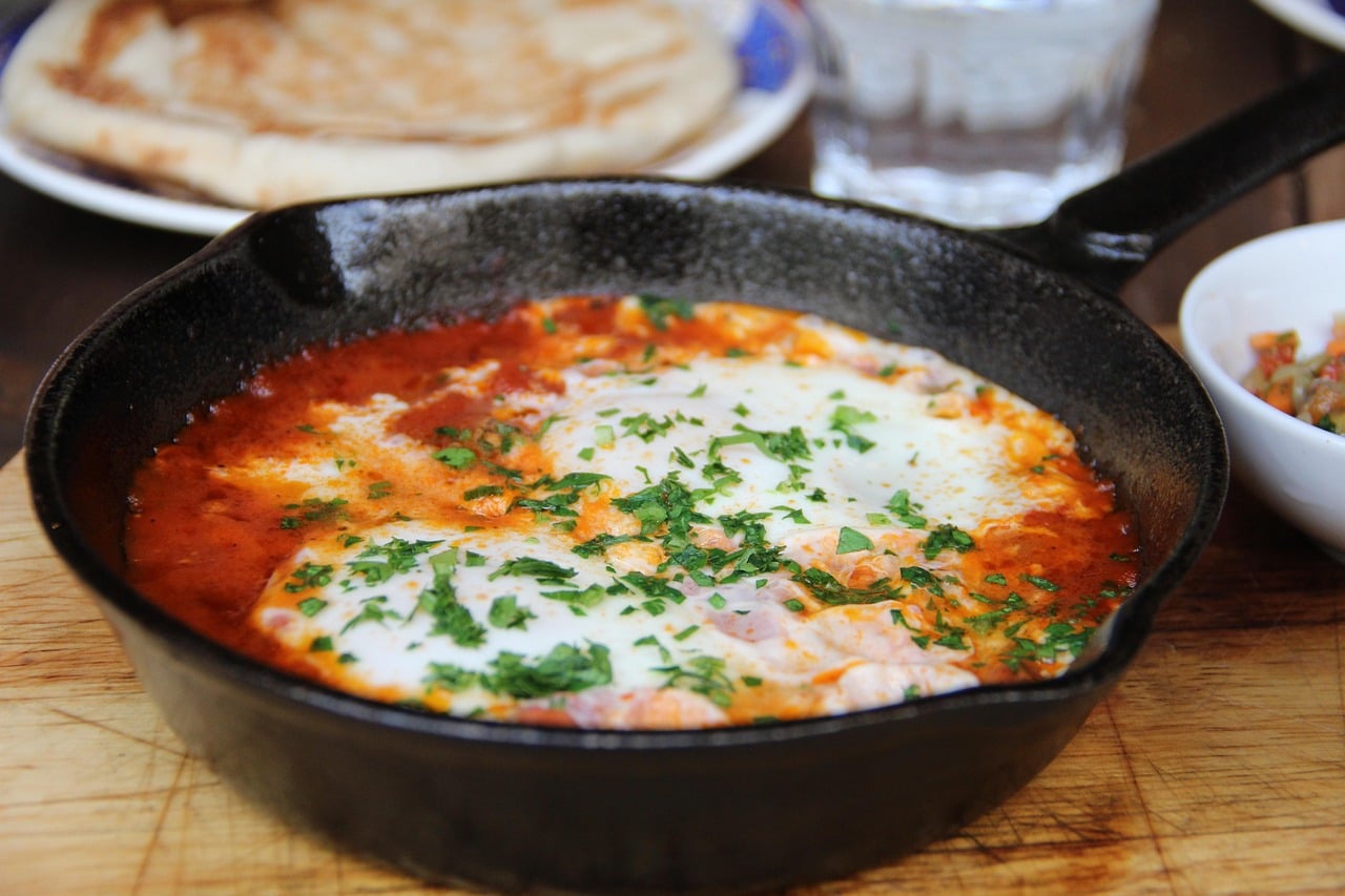 hva slags stekepanne er sunnest å bruke: shakshuka laget i en svart støpejernspanne