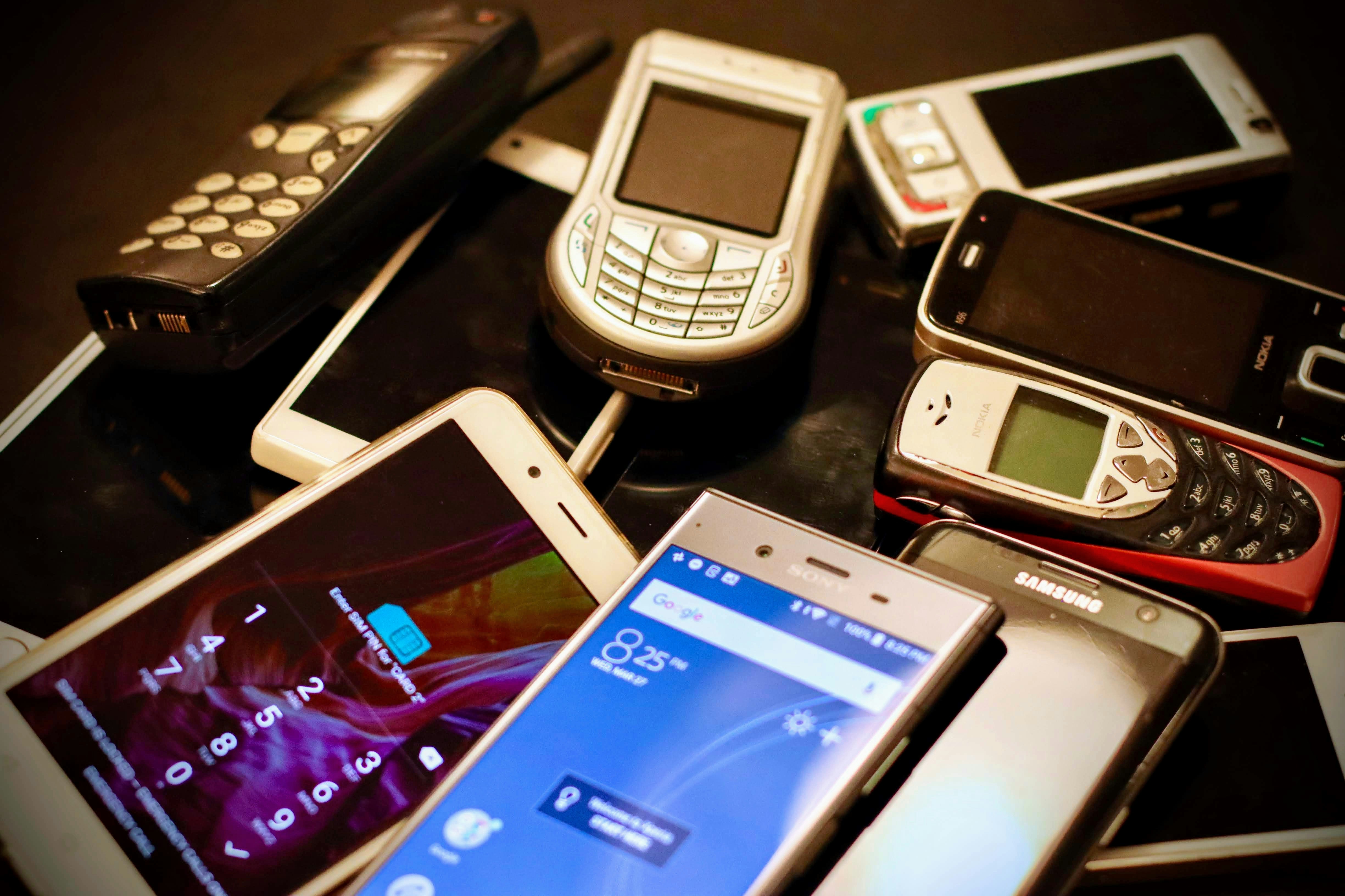 telefon for eldre: samling av forskjellige telefoner