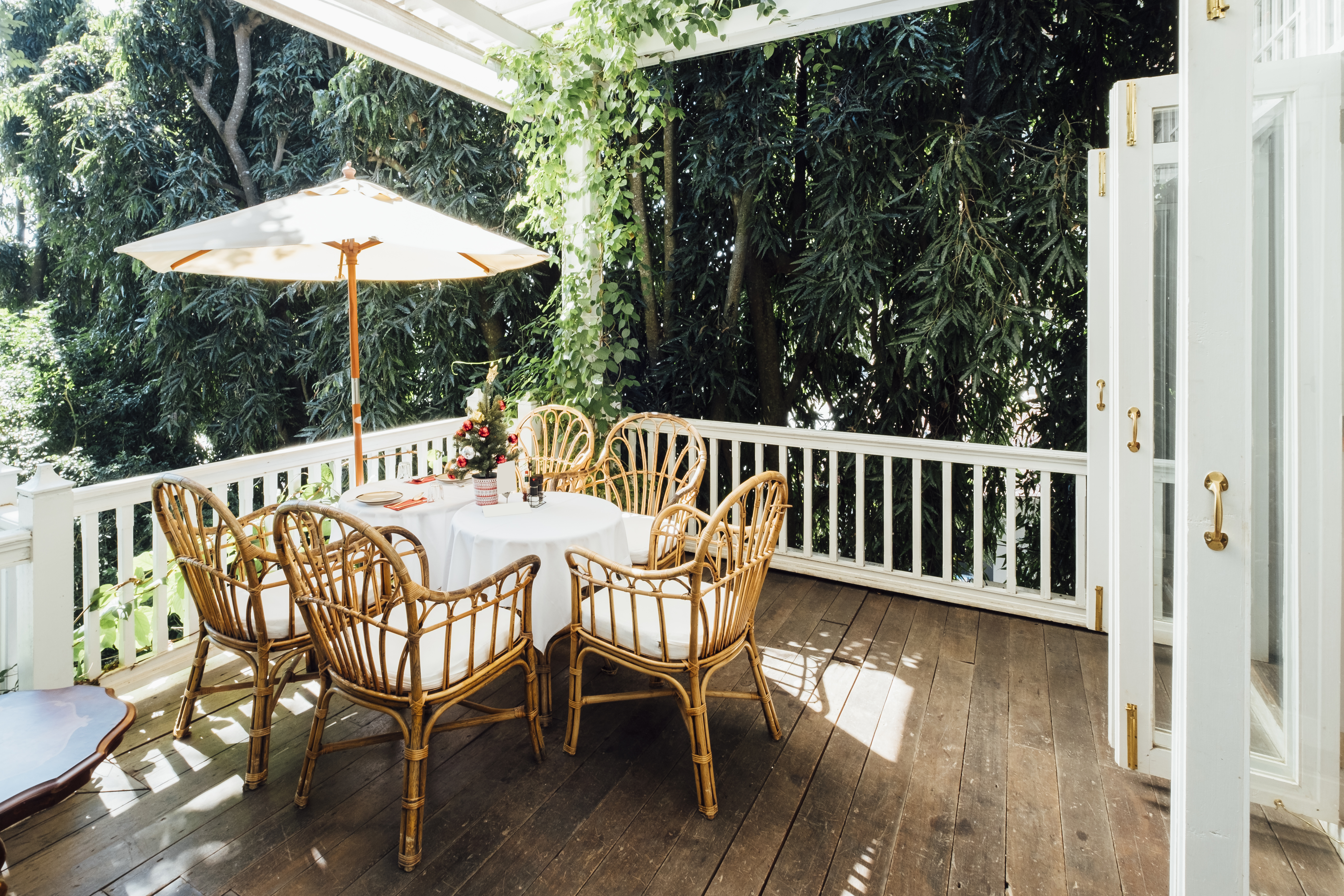 hvordan velge terrassebord: terrasse med bord og stoler